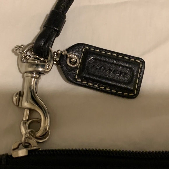 COACH  Black Signature Canvas Wristlet 🖤 - Like New! - Picture 3 of 11